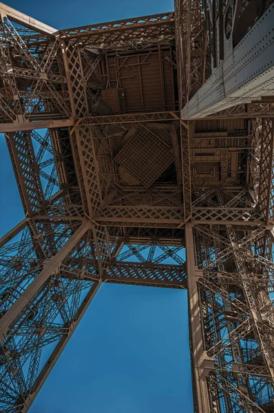 Blick von unten auf den eisernen Eiffelturm in Paris — Stockfoto