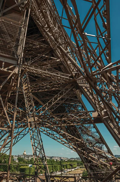 Interne Eisenkonstruktion des Eiffelturms in Paris — Stockfoto