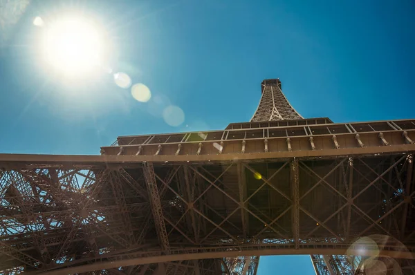 Eiffelturm im Jugendstil und Sonnenlicht in Paris — Stockfoto