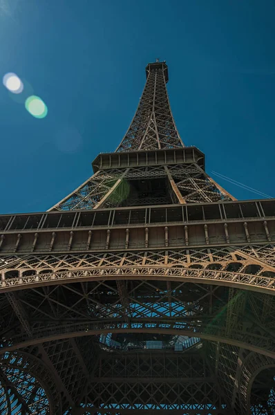Eiffelturm im Jugendstil und Sonnenlicht in Paris — Stockfoto