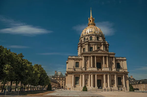 Fasáda z Les Invalides Palace se zlatou kopulí v Paříži — Stock fotografie