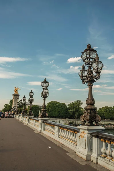 Lidé na elegantním mostě na řece Seine v Paříži — Stock fotografie