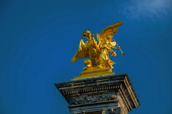 Colonne avec statue dorée sur la Seine à Paris — Photo