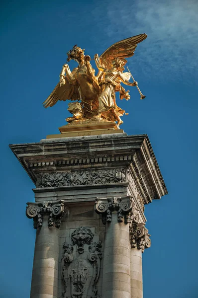 Colonne avec statue dorée sur la Seine à Paris — Photo
