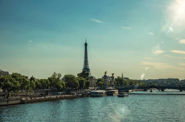 파리의 석양을 바라보며 다리를 건너는 세네 강과 에펠탑 — 스톡 사진