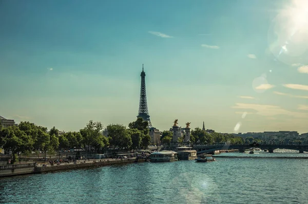 Seine River med bron och Eiffeltornet vid solnedgången i Paris — Stockfoto