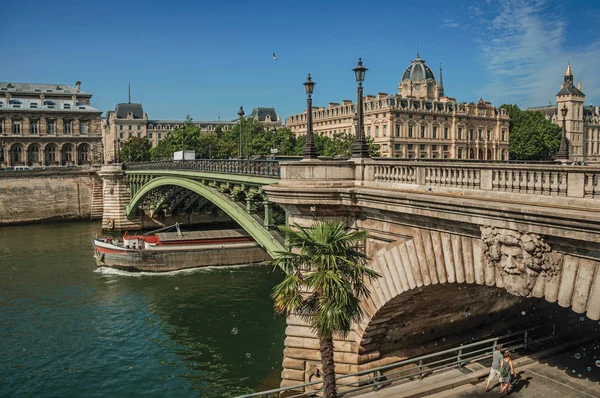 Ponte sulla Senna ed edifici a Parigi — Foto Stock