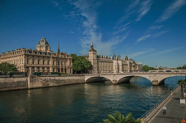 Bridge over the Seine River and buildings in Paris — Stock Photo, Image