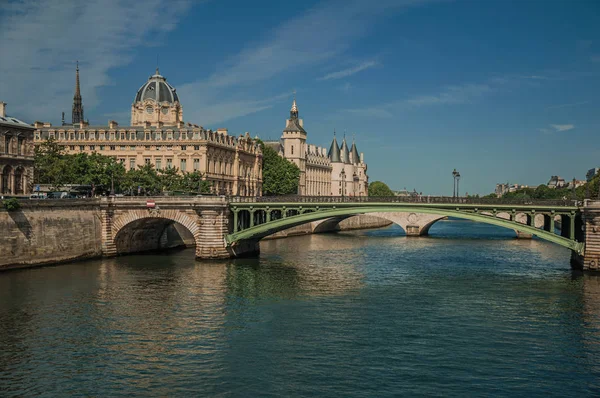 Puente sobre el río Sena y edificios en París — Foto de Stock