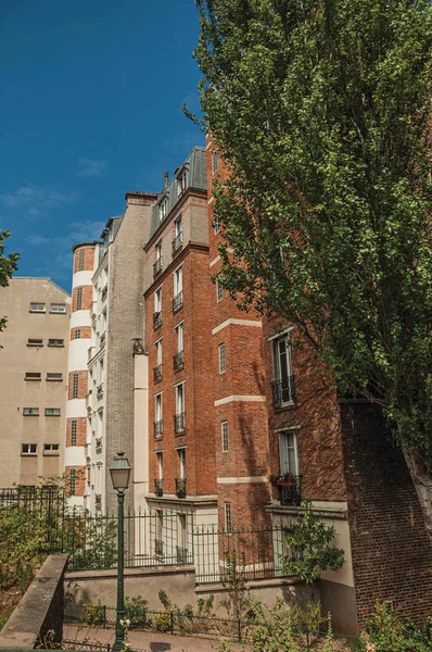 Edificios de apartamentos y jardines en París — Foto de Stock