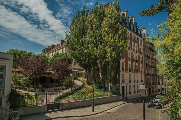 Apartment buildings and gardens in street of Montmartre at Paris — Stock Photo, Image