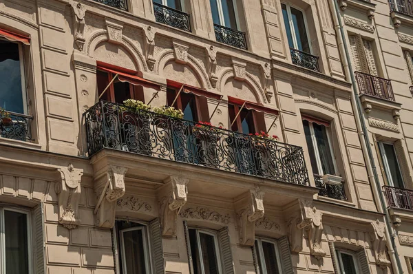 Balcon fleuri dans une façade de bâtiment à Paris — Photo