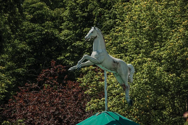 Paard standbeeld op de top van carrousel in Montmartre in Parijs — Stockfoto