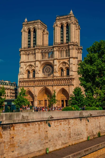 Szajna és a Notre-Dame katedrális Párizsban — Stock Fotó