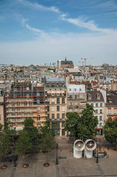 Budovy ve čtvercích a mrakodrapy na obzoru v Paříži — Stock fotografie
