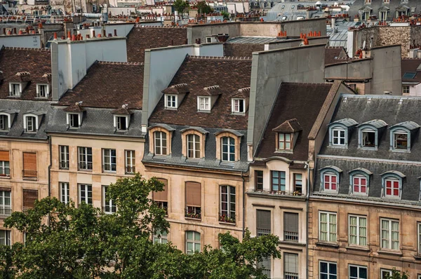 Fasáda typických budov v Paříži — Stock fotografie
