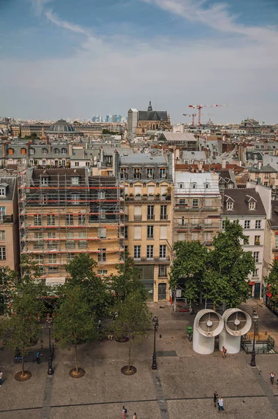 Будинки в квадратних і кранів на горизонті в Парижі — стокове фото
