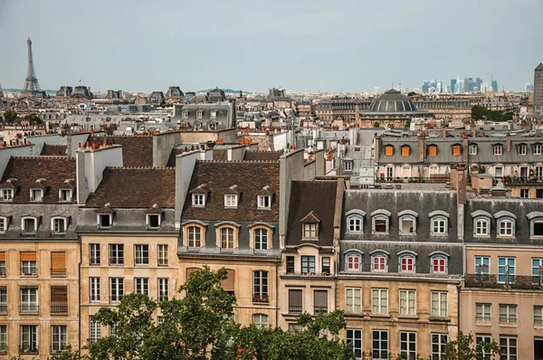 Bâtiments typiques et Tour Eiffel à l'horizon à Paris — Photo