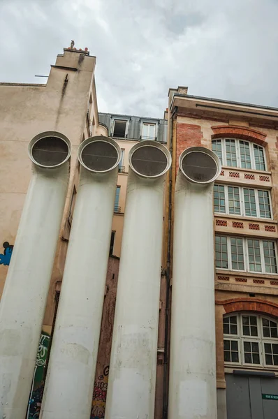 Gasoductos frente al edificio en un día lluvioso en París — Foto de Stock