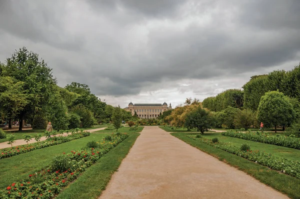 Caminho com construção e quintal arborizado no Jardim das Plantas em Paris — Fotografia de Stock