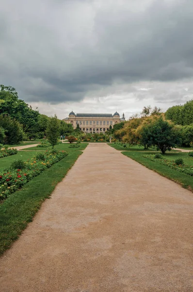 Stig med byggnad och trädbevuxen gård i trädgården av växter i Paris — Stockfoto
