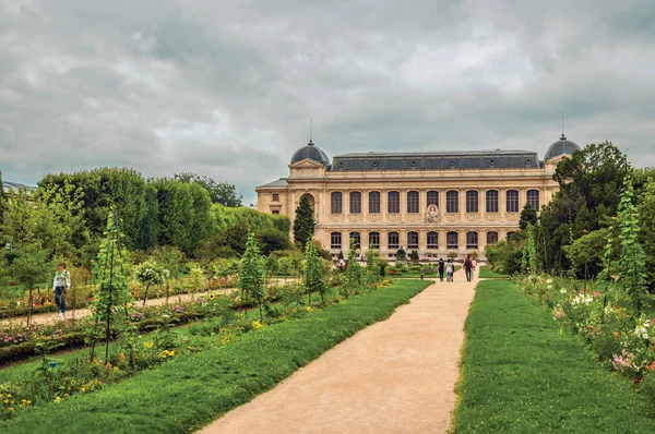 Stig med byggnad och trädbevuxen gård i trädgården av växter i Paris — Stockfoto