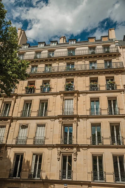 Fasáda budovy s balkonem a listnatými stromy v Paříži — Stock fotografie