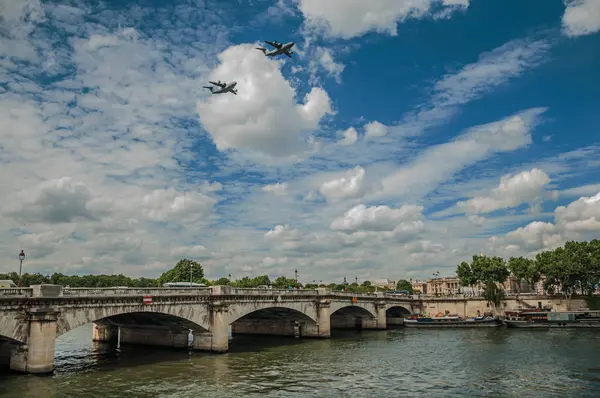 Militärflugzeug am Himmel über der Flussbrücke in Paris — Stockfoto