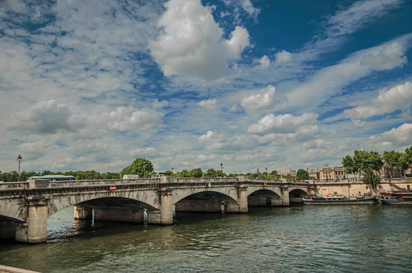 Seine Flussufer mit Booten und Brücke in Paris — Stockfoto