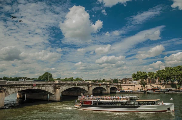 Banco do Rio Sena com barcos e ponte em Paris — Fotografia de Stock