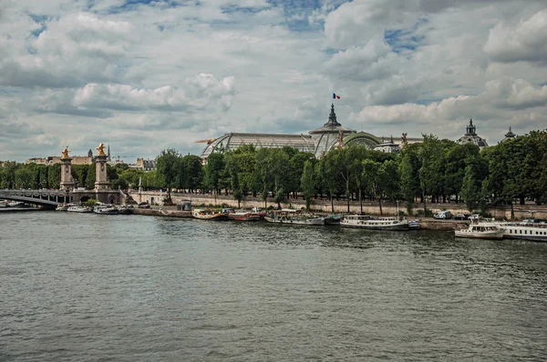 Oever van de Seine met boten en brug in Parijs — Stockfoto