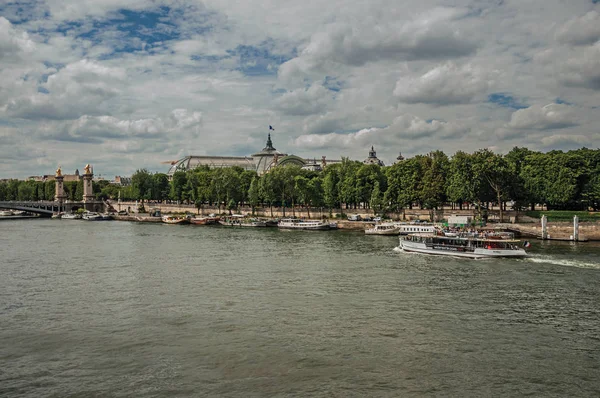 Brzeg rzeki Sekwany z łodziami i mostem w Paryżu — Zdjęcie stockowe