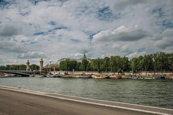 Seine Flussufer mit Booten und Brücke in Paris — Stockfoto