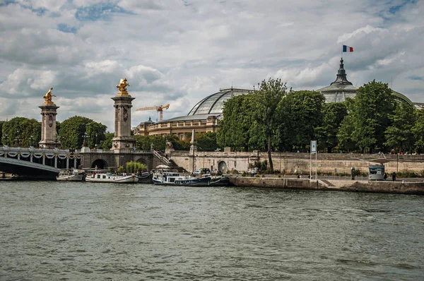 Banco do Rio Sena com barcos e ponte em Paris — Fotografia de Stock