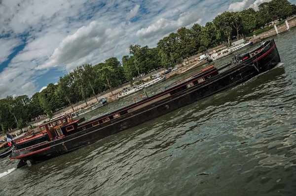 Großes Boot an der Seine und Bäume in Paris — Stockfoto