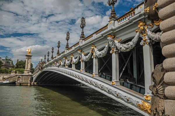 Most Alexandre III i łodzie nad Sekwaną w Paryżu — Zdjęcie stockowe