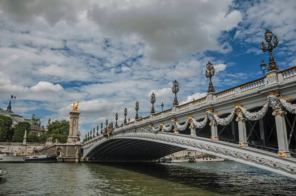 Puente de Alexandre III y barcos en el río Sena en París —  Fotos de Stock
