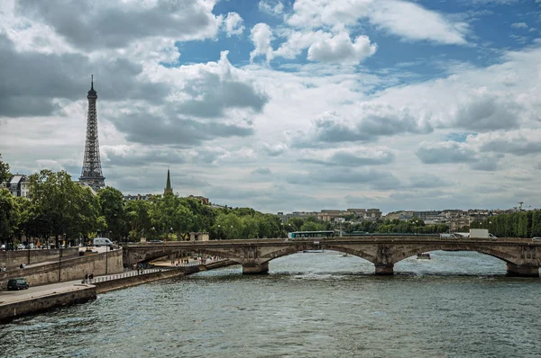 Eiffelturm und Brücke an der Seine in Paris — Stockfoto