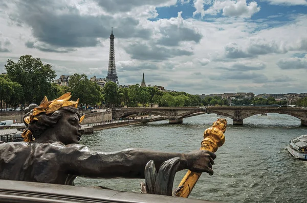 Golden Statue på bron vid Seine River och Eiffeltornet i Paris — Stockfoto