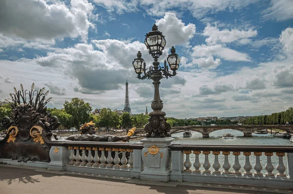 Farola en el puente del río Sena y la Torre Eiffel en París —  Fotos de Stock