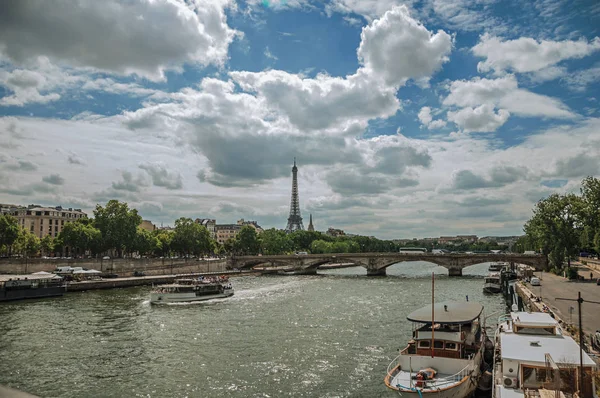 Eiffel Tower a most na řece Seine v Paříži — Stock fotografie