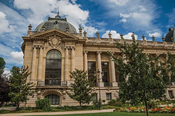 Paris'te Petit Palais bahçeleri ve cephe dekorasyonu — Stok fotoğraf