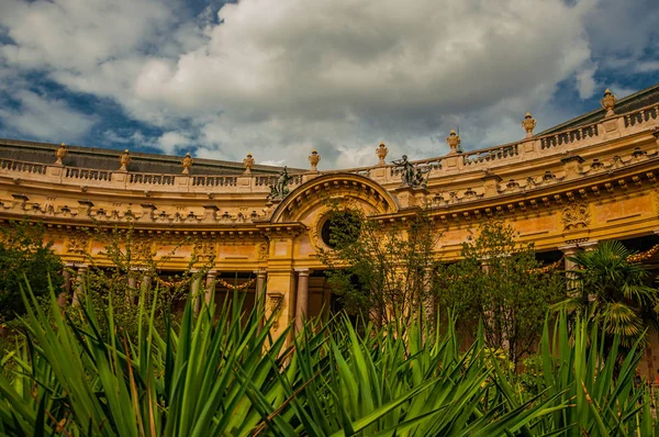 Personnes et jardin dans la cour du Petit Palais à Paris — Photo