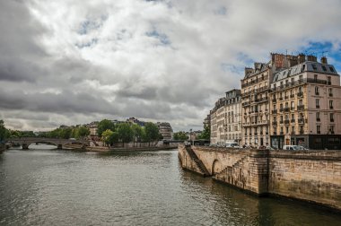 Seine Nehri üzerindeki eski binalar ve Paris'teki köprüler