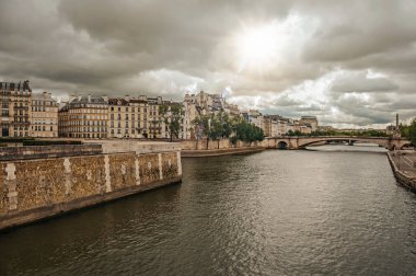 Seine Nehri üzerindeki eski binalar ve Paris'teki köprü
