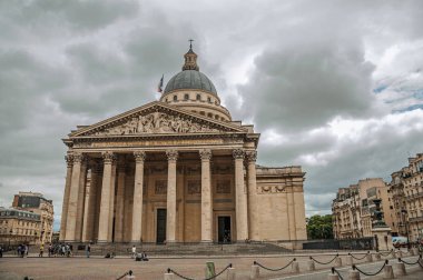 Paris'te kubbe ve sütunlar ile Panteon Cephesi