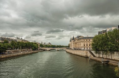 Paris'te Seine Nehri kıyısında eski binalar