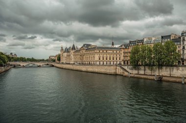 Paris'te Seine Nehri kıyısında eski binalar