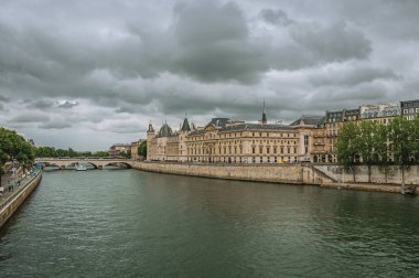 Paris'te Seine Nehri kıyısında eski binalar
