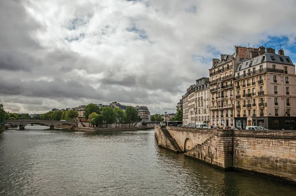 Seine Nehri üzerindeki eski binalar ve Paris'teki köprüler — Stok fotoğraf